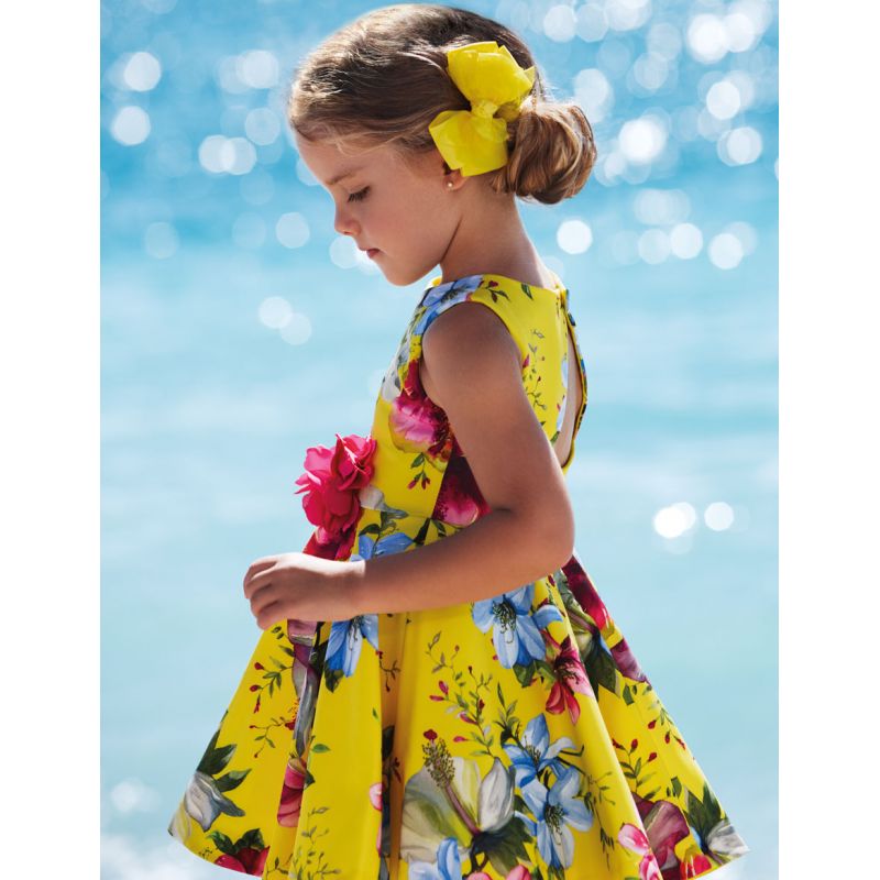 Яркое платье с цветочными принтами для девочки